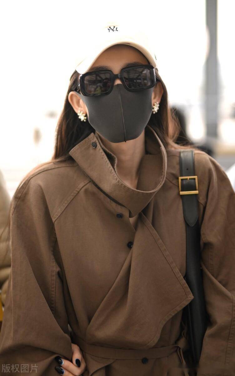 古力娜扎现身上海机场风衣搭配棒球帽潇洒松弛