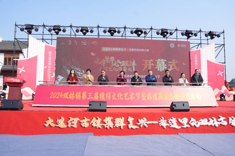 开幕式上,《只此青绿》用曼妙的舞姿展现国风魅力;乐坊诗画秀,绫绢