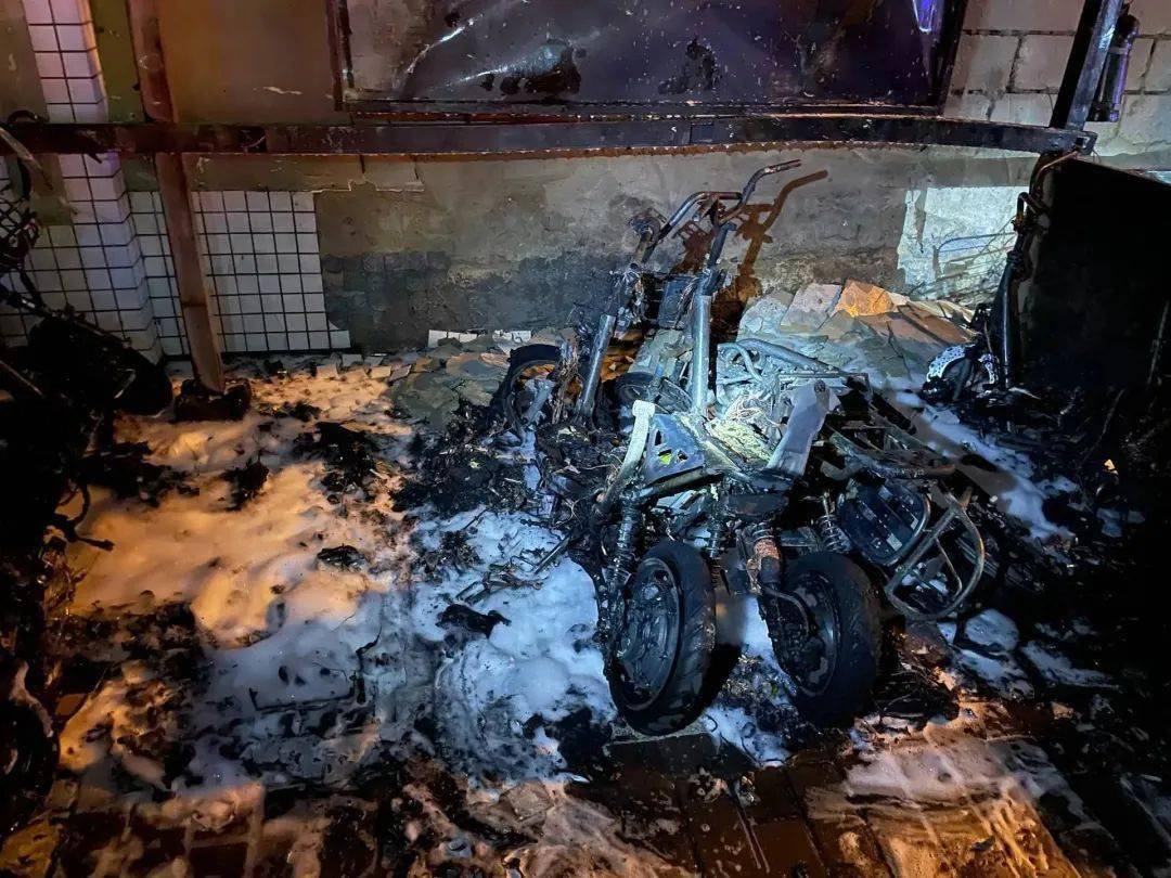 又是电动自行车自燃多车被烧毁