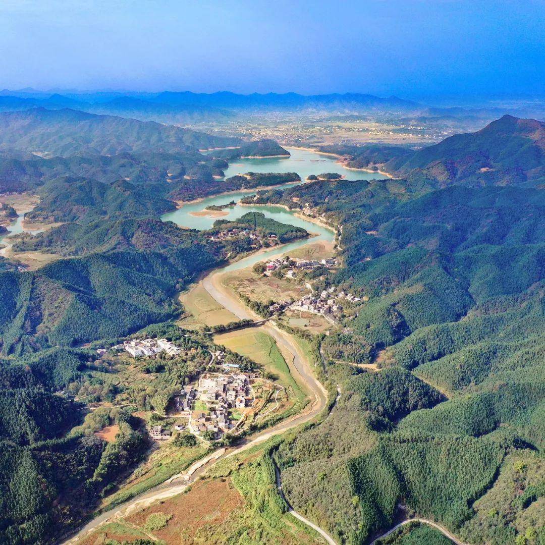 部的洞庭湖平原,也是河湖冲积形成的平原,与江汉平原合称为两湖平原