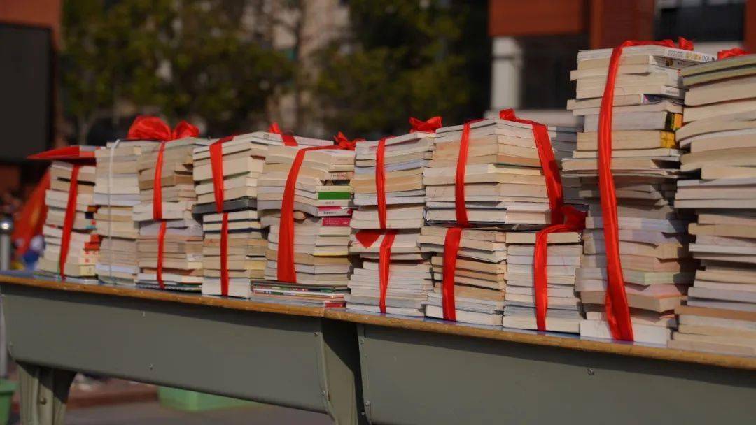 书香校园 共建共享——实验小学举行教师图书捐赠仪式_教育_书籍_胡婧