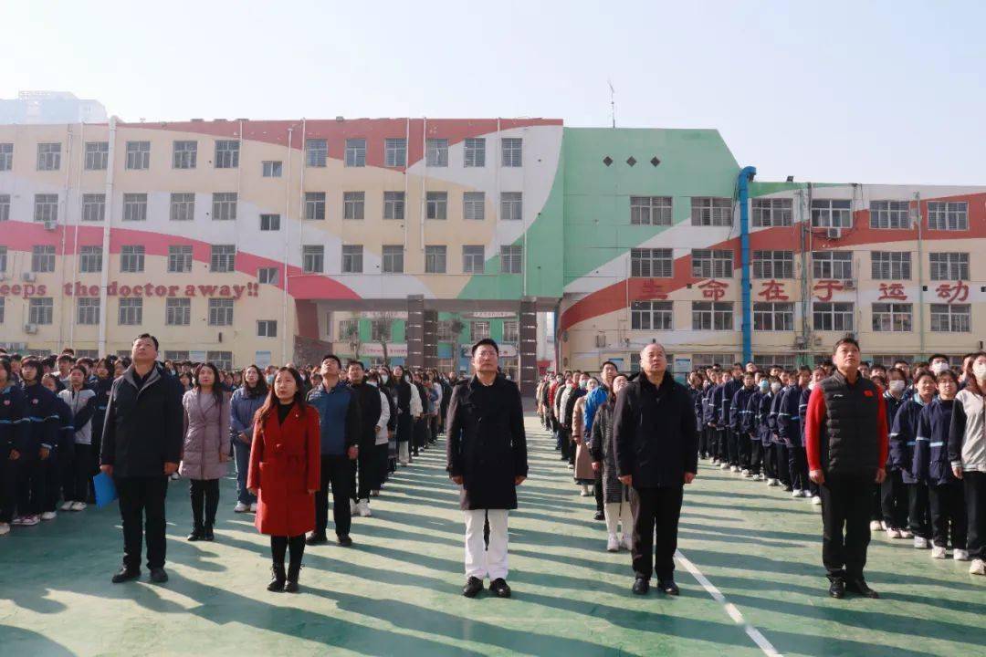 龙魂永续引领未来新篇章保定七中举行升旗仪式