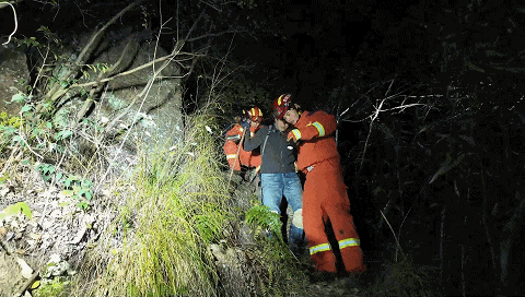 天色渐黑两名驴友登山探险迷失方向被困深山