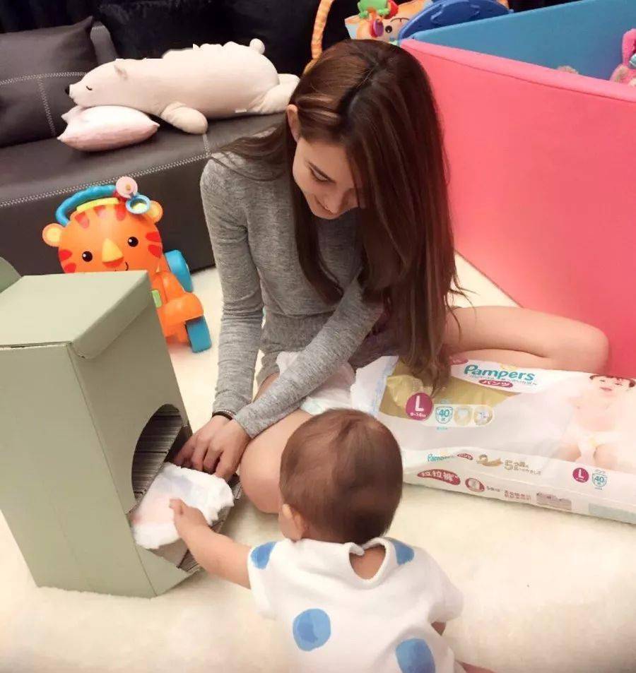 图片来源于昆凌微博据说,周董不是没有提议过,让昆凌在家照顾孩子,当