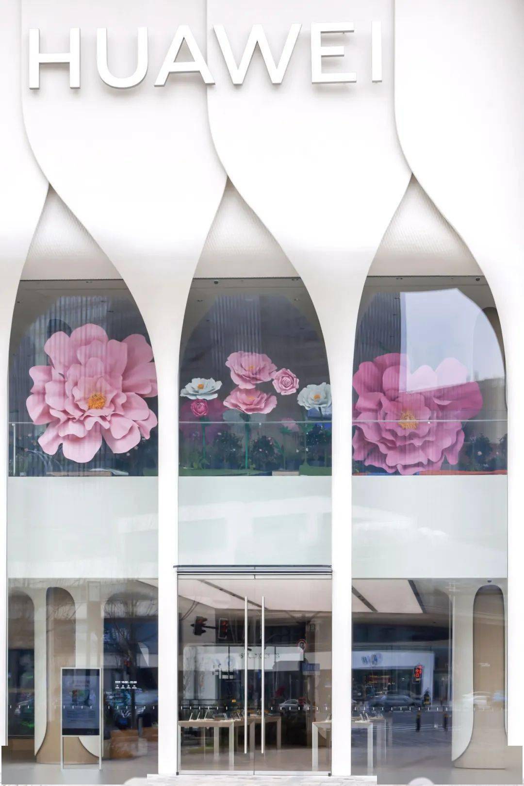 上海爱马仕之家打造春季主题橱窗hausnowhereshanghai重装开幕