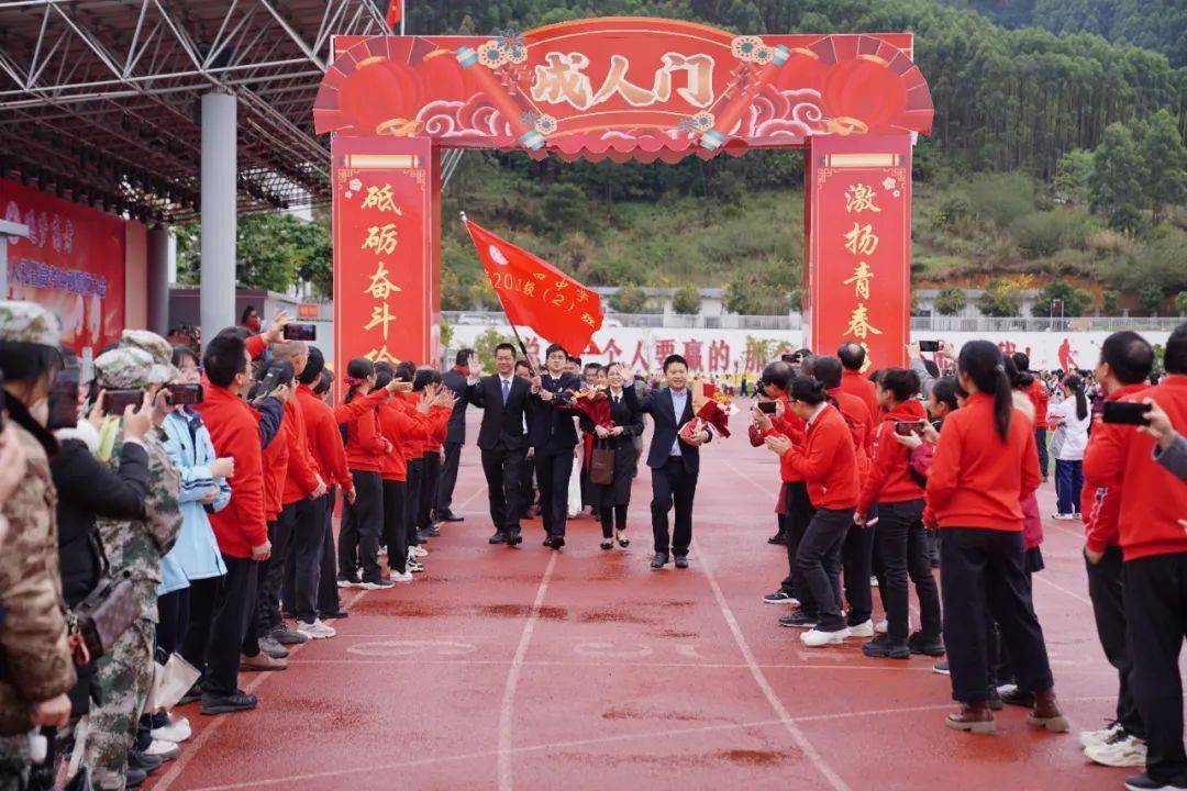 上思中学举行2024年高三成人礼暨高考冲刺誓师大会