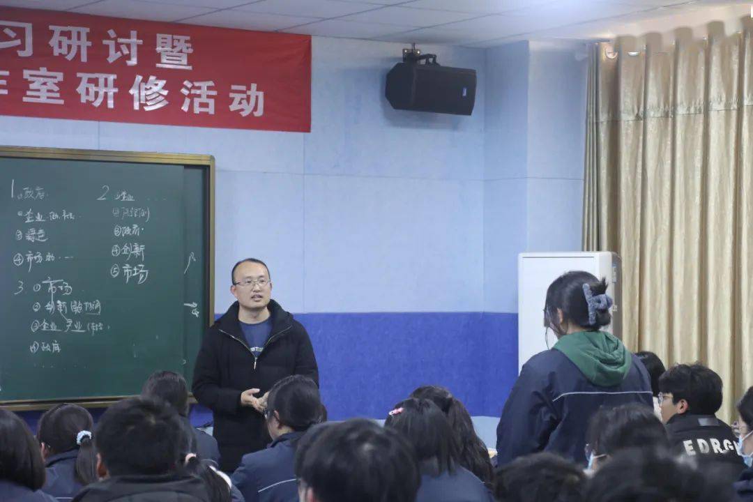 北京师范大学盐城附属学校李雪老师和盐城市伍佑中学沈颀涵老师,为全