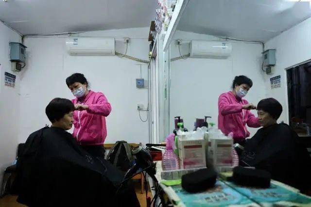 道德模范爱在传递照亮平凡记韦素梅广州理发店的十元之约