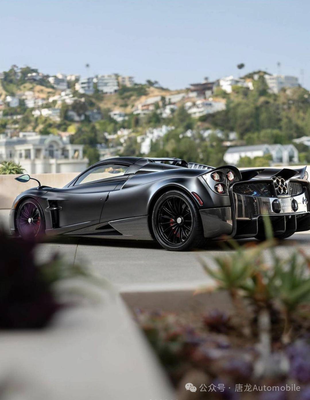 【意大利艺术品】哑光黑色的pagani huayra roadster!