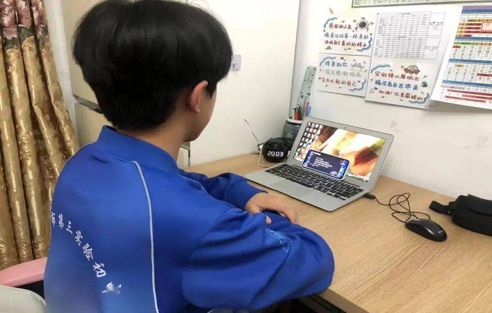 此次直播课,同学们学习了古陶瓷的相关知识,了解陶瓷的发展历程及文化