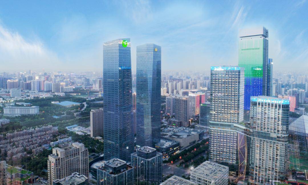 都市之门,绿地中心,绿地假日酒店,绿地中央广场,绿地"饕界"鳞次栉比