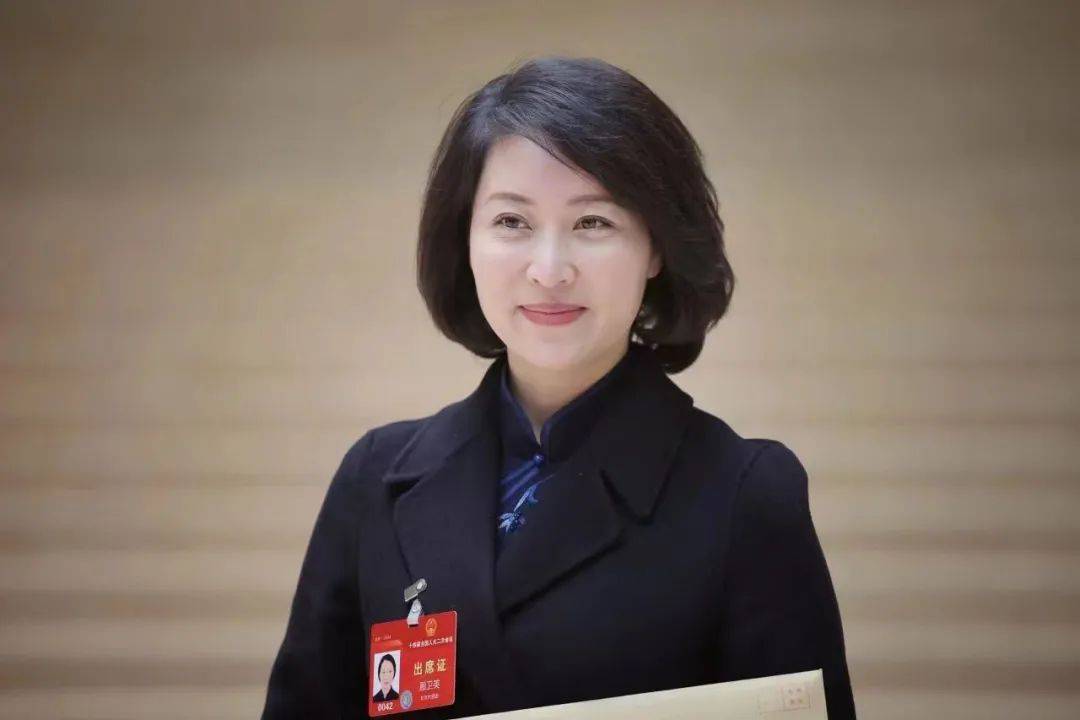 在全国两会会场,顾卫英在向记者讲述时,随手做了几个手势,指尖上流露