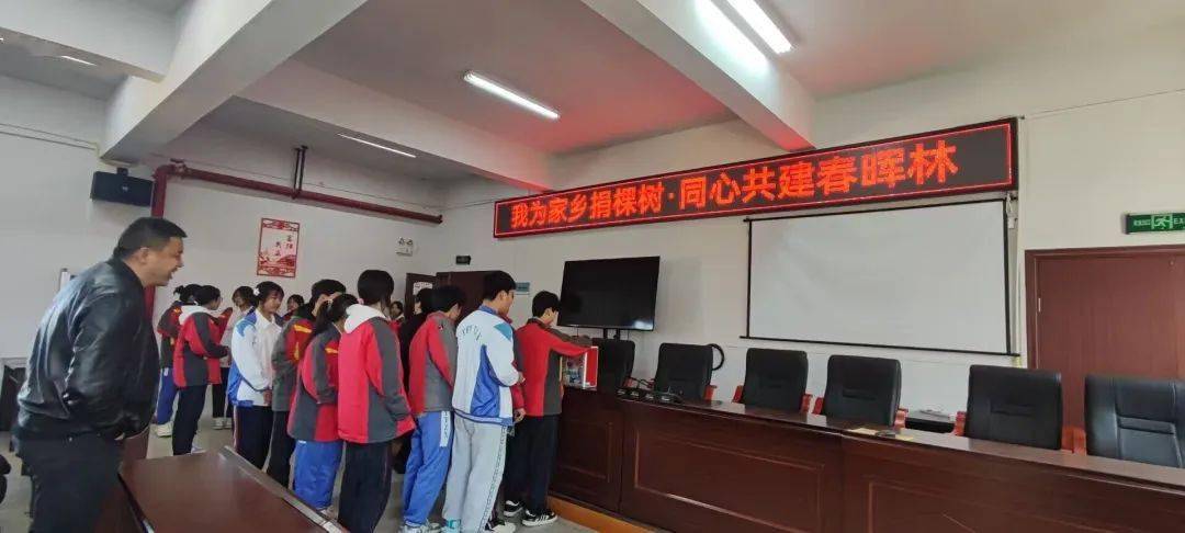 近日,铜仁市第二十八中学开展了以"认领一棵树,我为树苗施施肥"为主题