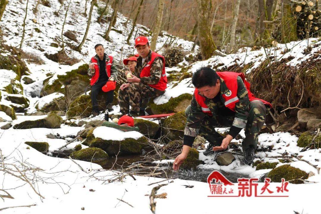 植树节听护林员讲护绿故事