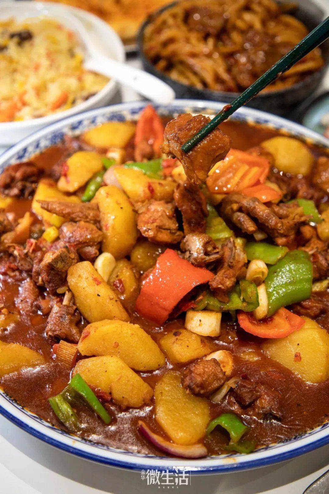 『新疆大盘鸡』???圆圆的烤馕铺满了芝麻和坚果挂在墙上