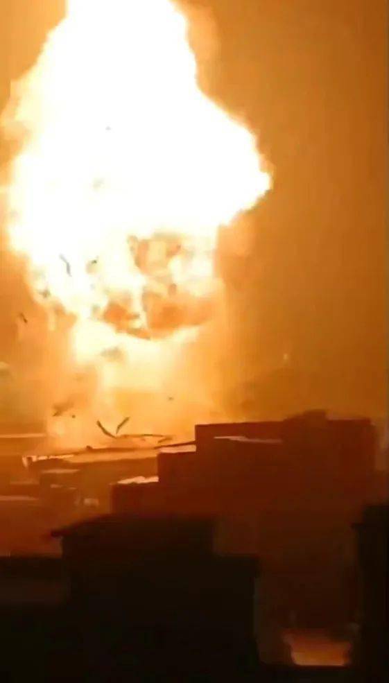 黄冈一化工厂发生剧烈爆炸现场火光冲天厂房被冲击波炸毁目击者闻到