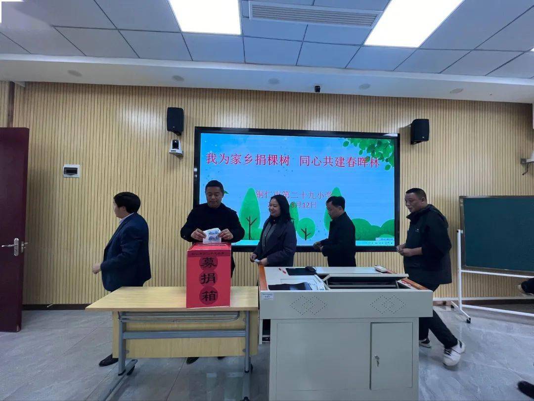 春风拂面绿意浓万山学子共筑绿色梦