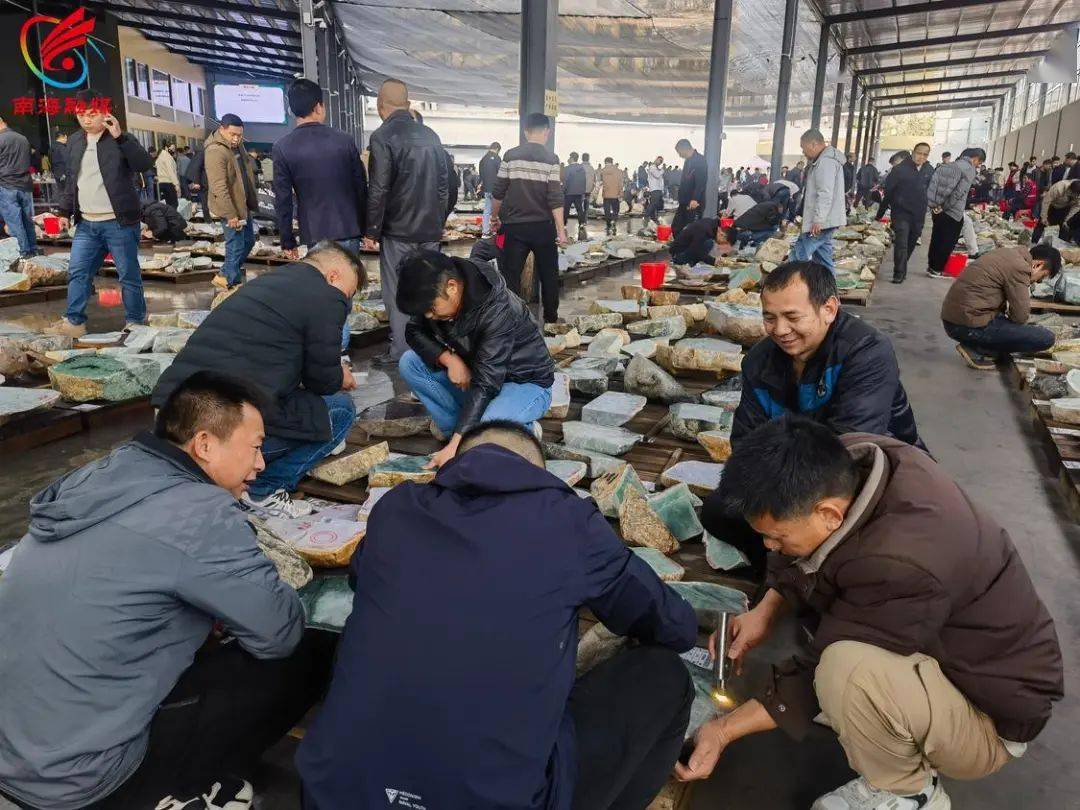 近6000份原石入场平洲翡翠公盘人挤人寻宝春满桂城⑥