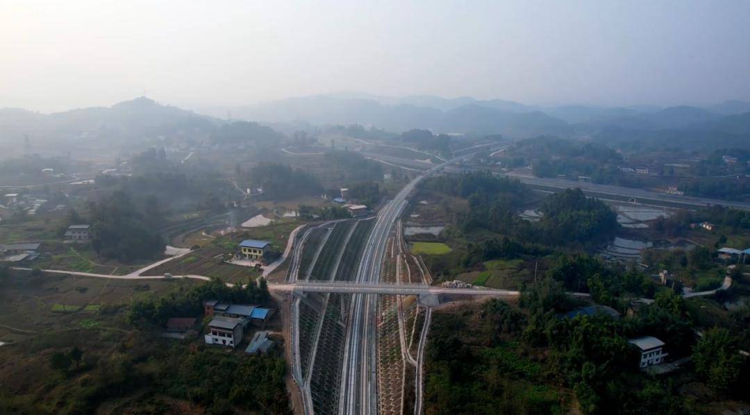 群一体化发展和"一圈两群"区域协调发展的示范线,是重庆高铁,市域铁路