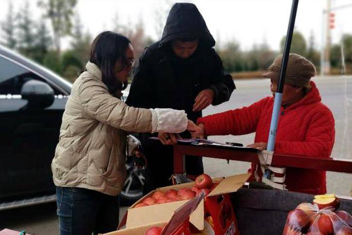 出手了昭通收费站旁的路边摊贩疑似使用鬼秤造成缺斤少两