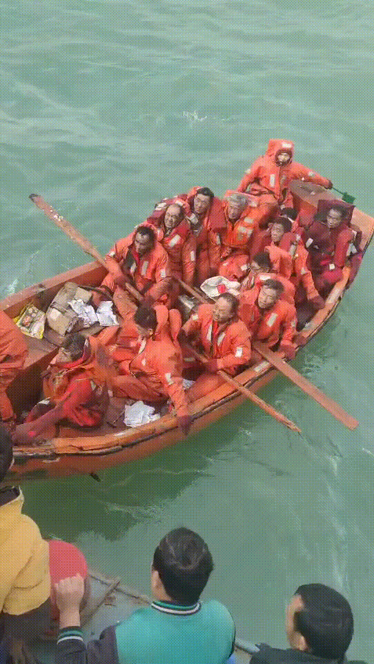 又是他一刀斩断10万元蟹笼船老大再救16人