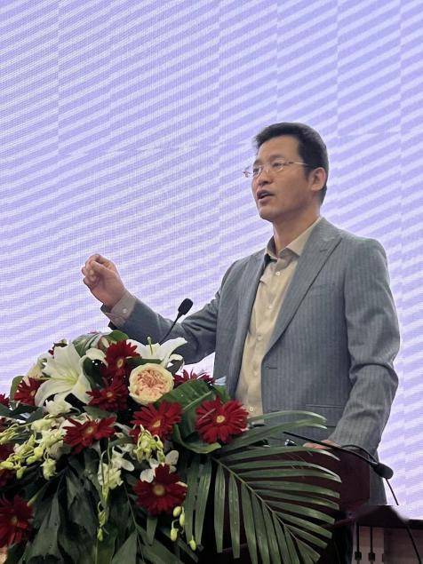 杨海清校长从西城小学的概况,学校的生源和师资情况,学校的优势与劣势