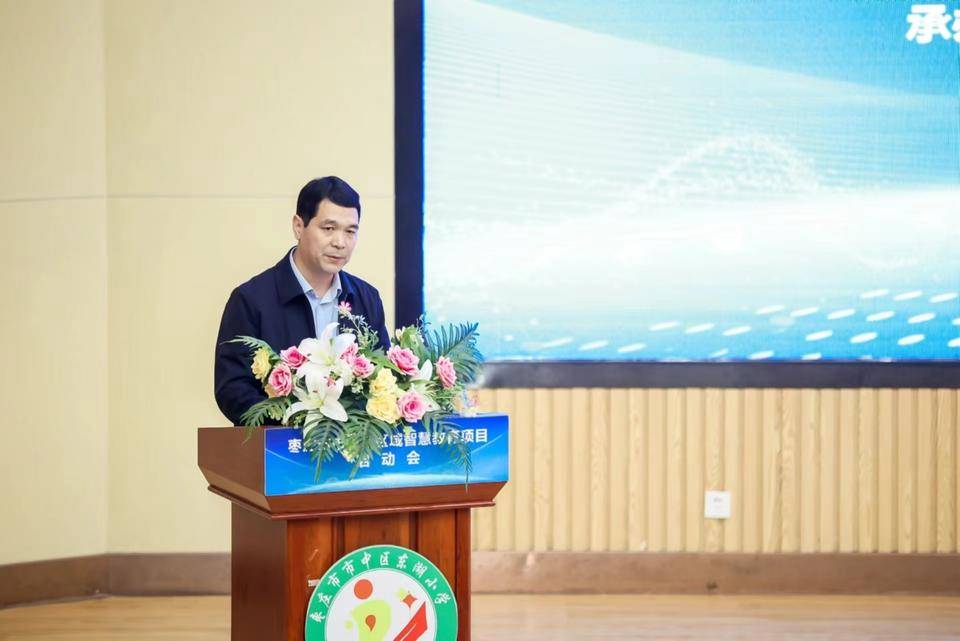 市中区东湖小学校长田中华作为学校代表表态发言.