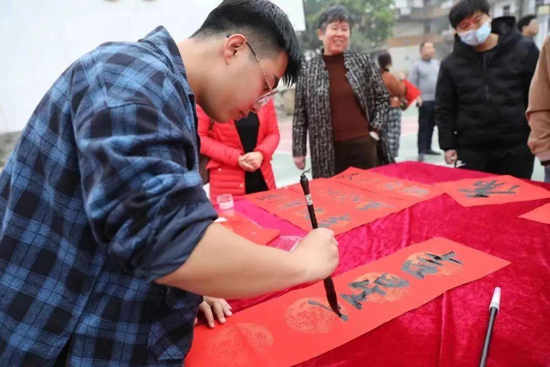 2021年,吴玉湖在段工会举办的书法比赛中获得第一名.