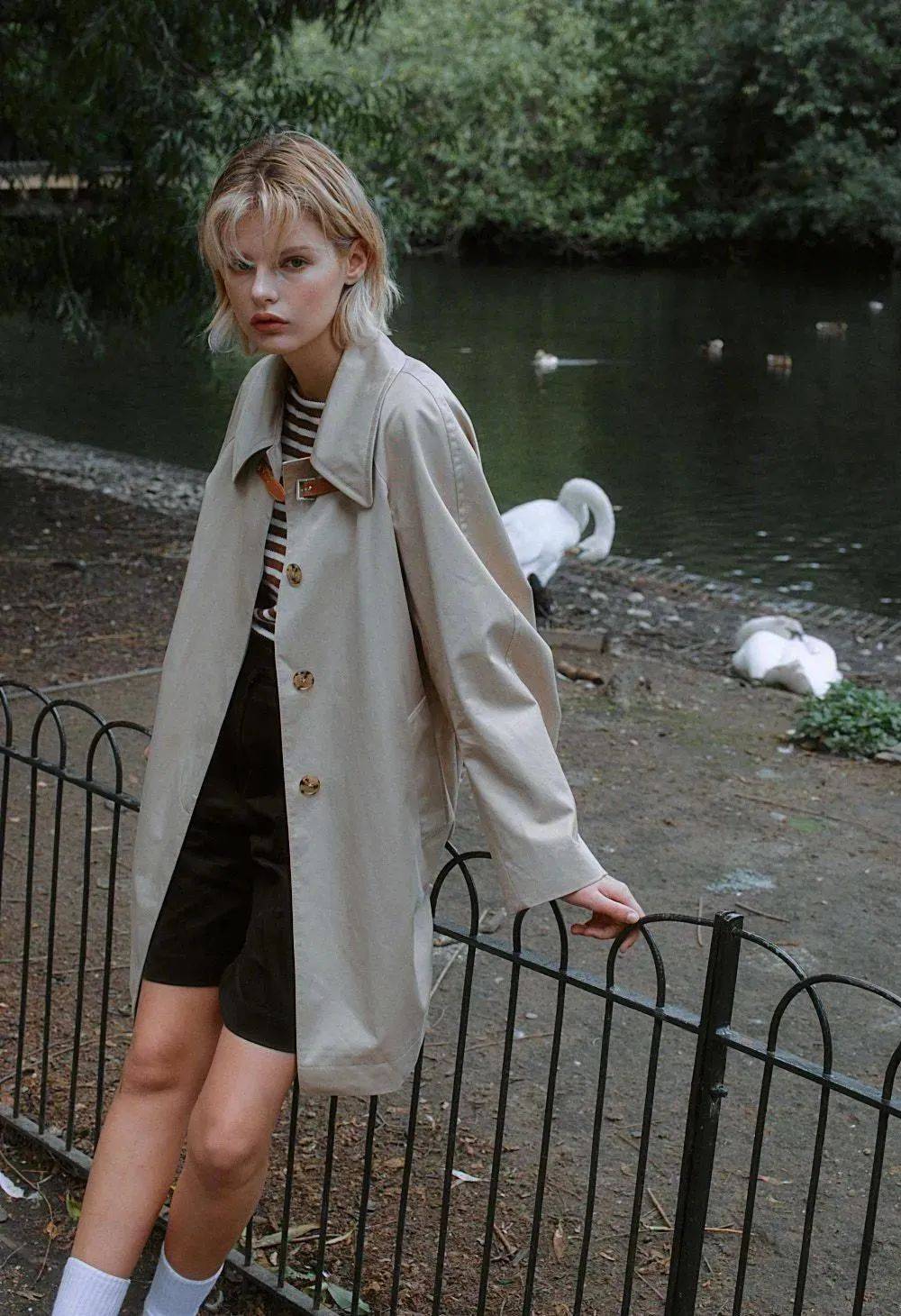 ▼前阵子提到过,现在很多外套都会在领口加一些小设计,风衣也不例外.