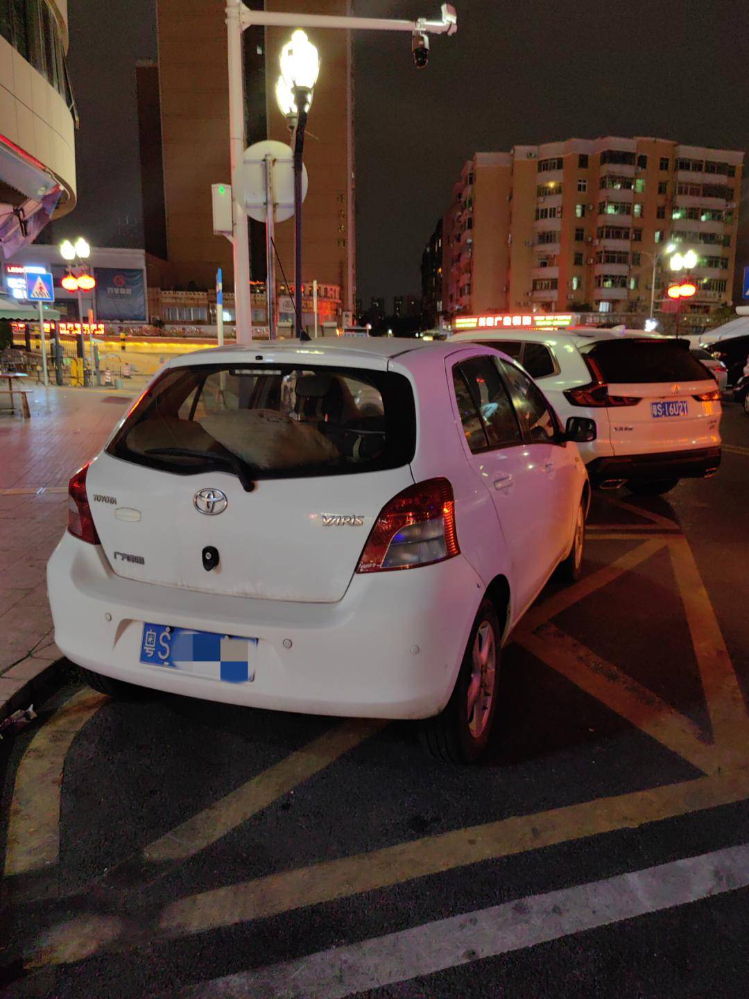 万江公安分局交警大队开展道路交通品质提升专项行动对乱停乱放停车