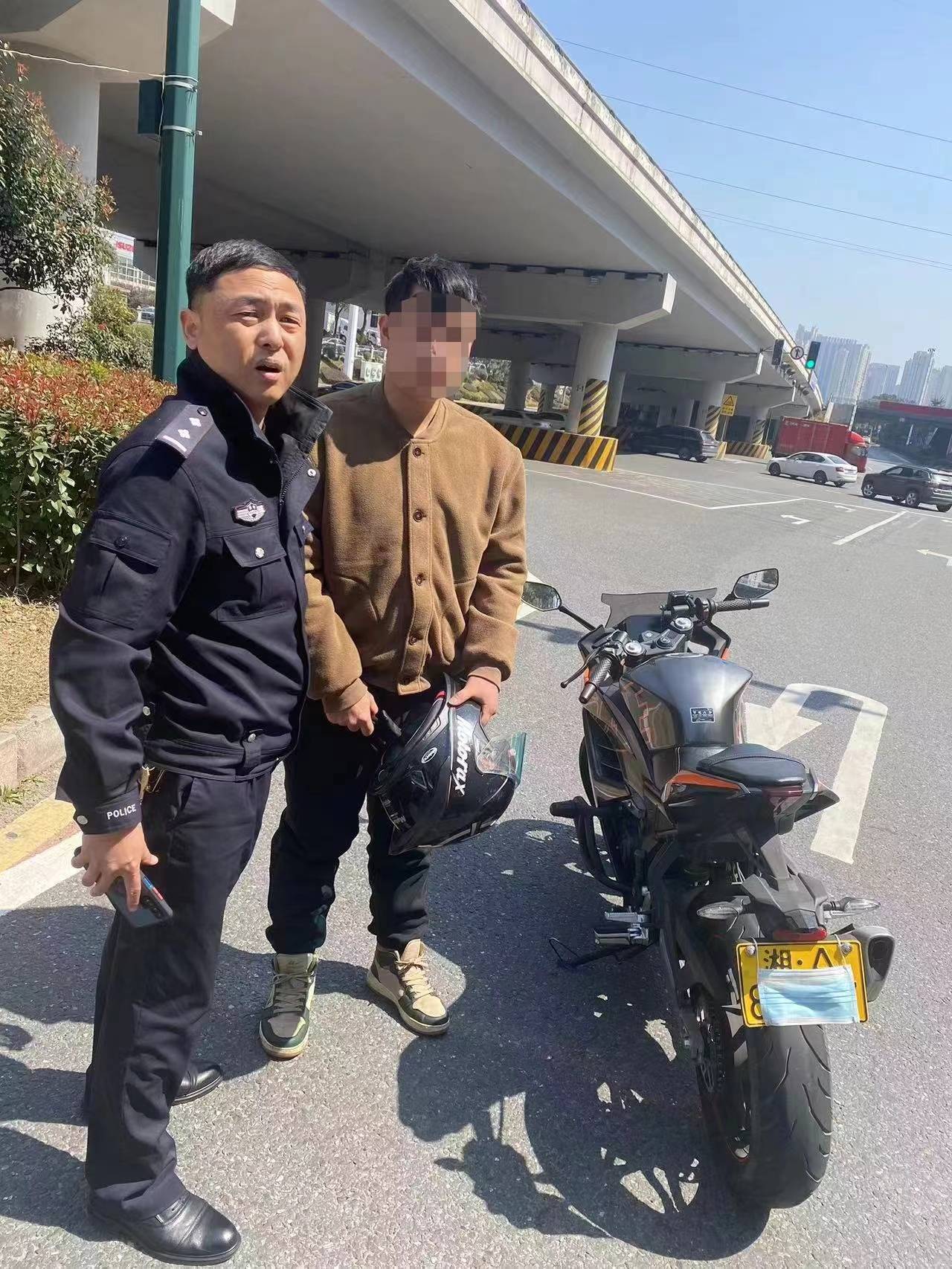 长沙交警拦下一台闯禁摩托车一查发现违法记录一箩筐