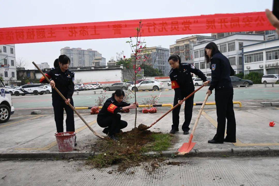 玉林公安蓝为绿色充植一起种春天