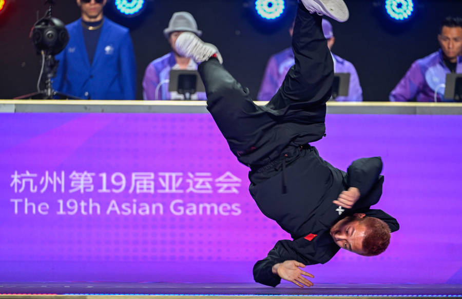 霹雳舞在大量吸收来源于巴西战舞,体操,中国武术等不同体育及艺术形式