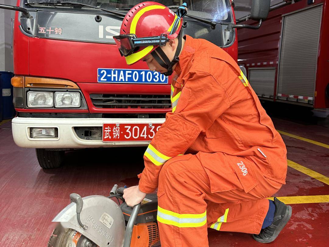 向火而生逆向前行火焰蓝绽放在金色的炉台上记消防新兵王玉阳的一天