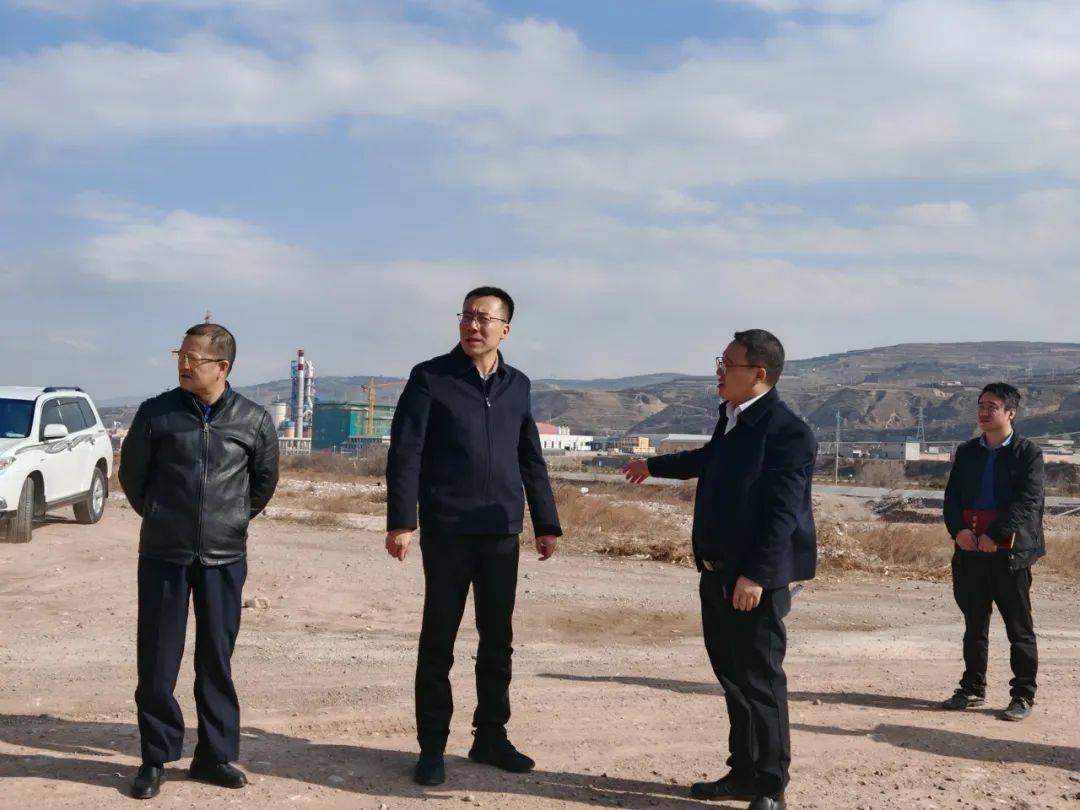 县委副书记石生勃县人民检察院检察长包永辉一行到盐井镇调研督导垃圾