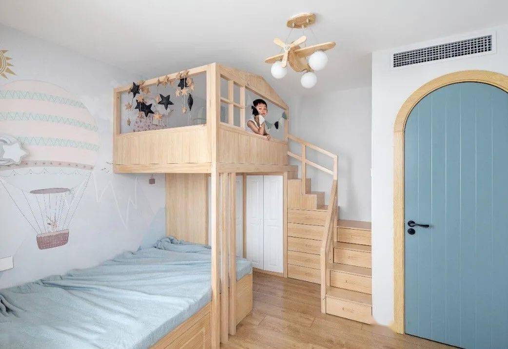 小户型儿童房,无需上下床,靠墙打造到顶床,既美观又节省空间