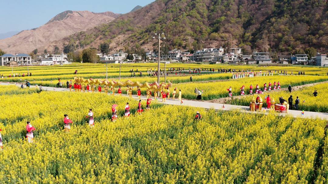 花田吃烧烤看卫星发射四川冕宁县首届航天花韵文化旅游活动开幕
