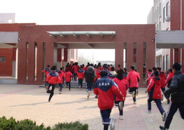 全环境立德树人防患未然警钟长鸣夏津县第八中学2024年春季消防疏散