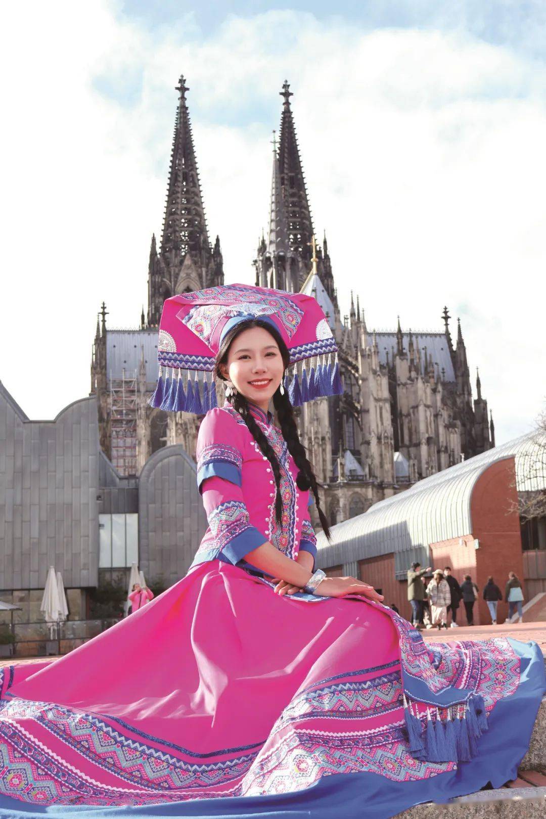 "90后"女孩穿广西民族服饰走上欧洲街头,宣传中国文化_杨月_穿着_设计