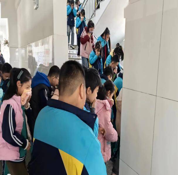 全环境立德树人防患未然警钟长鸣夏津县第八中学2024年春季消防疏散