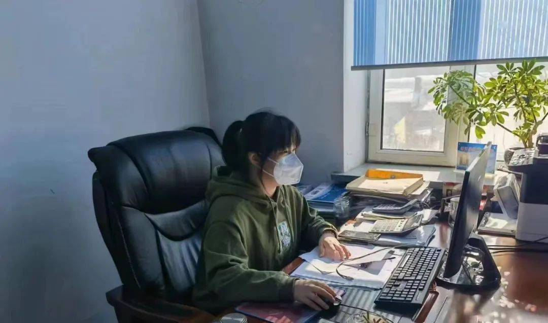 李思彤正在撰写起诉状初入律所 感受职业氛围于欣平文法学院2023级