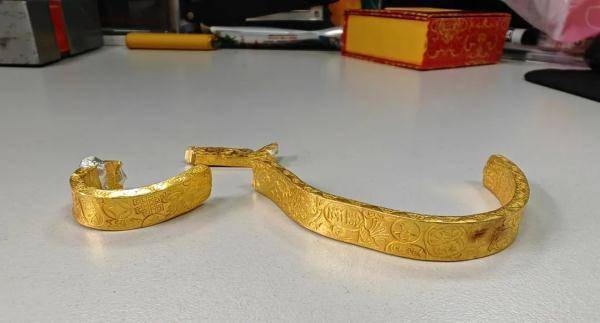 "警察同志我被人骗了"并称将一只金手镯展示给民警长寿路派出所上海市