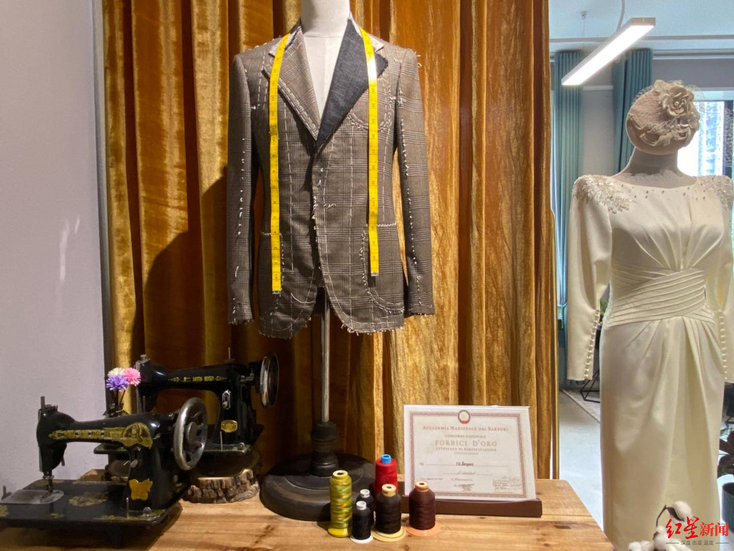 成都荷二代带着老批发父母闯荡高定中心