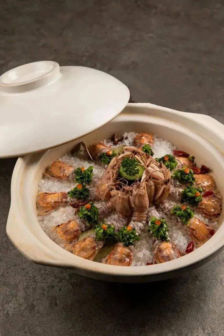 外形奇,口感鲜的这道近海常食海鲜,皮皮虾肉质细腻弹牙,虾脑脂膏丰腴.