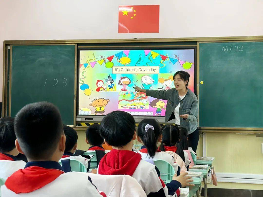 梁露老师从教以来,满怀热情,以责任与奉献为初心,全身心地投入到教育