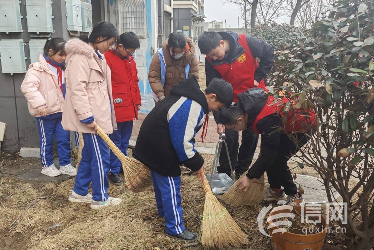 北安街道新都花园是一个老小区,小区院墙老化严重,存在倒塌的风险,"红