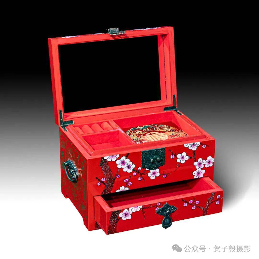 平遥推光漆:平遥推光漆器是一种工艺性质的高级油漆器具,以手掌推出