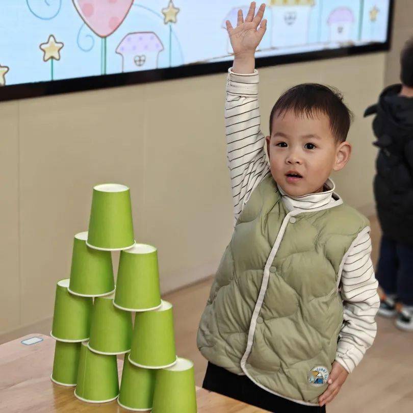 游戏规则后,小玩家们一个个摩拳擦掌,蓄势待发……托班组:杯子叠叠乐