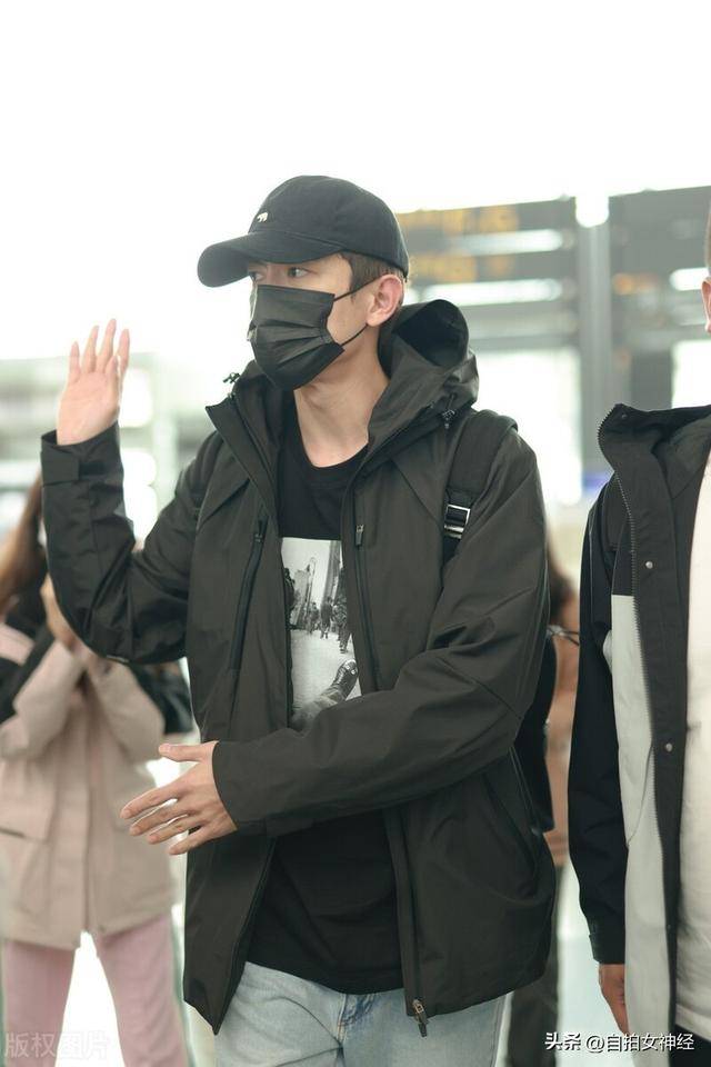 林更新广州机场出发手指镜头皱眉头貌似生气不满