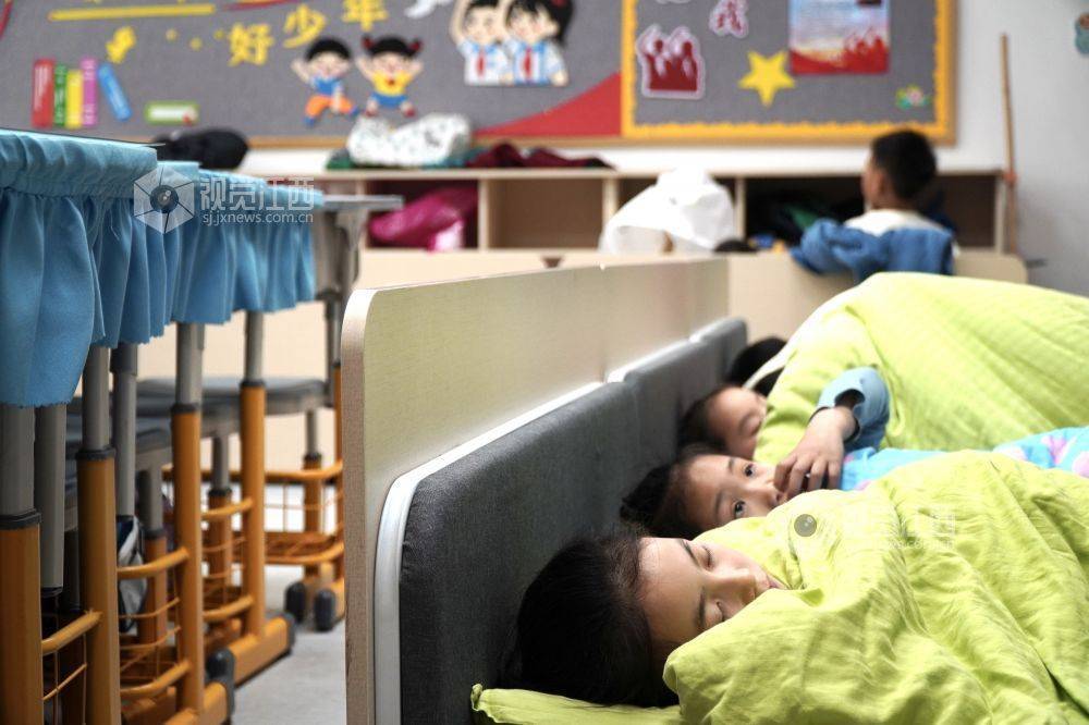 学生午休躺着睡